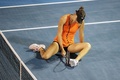 テニス、ASBクラシック、女子シングルス決勝。ポイントを落とし、コートに座り込むレベカ・マサロワ（2023年1月8日撮影）。(c)DAVID ROWLAND / AFP