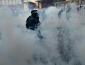 仏西部レンヌで行われた労働法改正に抗議するデモで、機動隊の発射した催涙ガスの中を歩くデモの参加者（2016年3月31日撮影）。(c)AFP/JEAN-FRANCOIS MONIER