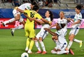 サッカーフランス杯女子決勝、オリンピック・リヨン対パリ・サンジェルマン。優勝を喜ぶ熊谷紗希（右）らオリンピック・リヨンの選手（2020年8月9日撮影）。(c)Philippe DESMAZES / AFP