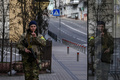 ウクライナ・キエフを巡回する兵士（2022年2月27日撮影）。(c)Aris Messinis / AFP