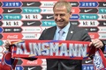 韓国・坡州で行われた就任会見で、マフラーを手にポーズをとるサッカー韓国代表のユルゲン・クリンスマン新監督（2023年3月9日撮影）。(c)Anthony WALLACE / AFP