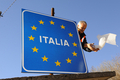 2007年12月20日、イタリアとスロベニア国境のSolariji国境通過点に掲げられた、国名が表示された新しい看板。(c)AFP