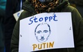 ロシアのウラジーミル・プーチン大統領をアドルフ・ヒトラーになぞらえたプラカード。ドイツ・ケルンで開催されたウクライナ侵攻に対する抗議デモで（2022年2月28日撮影）。(c)Ina Fassbender / AFP