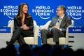 米マイクロソフト創業者のビル・ゲイツ氏（右）と妻のメリンダ・ゲイツ氏（2015年1月23日撮影）。(c)Fabrice COFFRINI / AFP