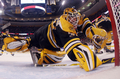 ショットをセーブするブルーインズのティム・トーマス（%%Tim Thomas%%）。（2008年4月19日撮影）(c)AFP/Getty Images/Elsa