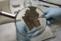 イスラエル、エルサレムのあるスタジオで行われている死海文書（Dead Sea Scrolls）の修復作業（2010年1月27日撮影）。(c)AFP/MENAHEM KAHANA