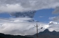 火山灰が立ち上る、エクアドルの首都キトの南45キロに位置するコトパクシ山（2015年8月14日撮影）。(c)AFP/JUAN CEVALLOS
