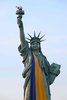 仏東部コルマールで、ウクライナ国旗の青黄2色の布が掛けられた自由の女神像のレプリカ（2022年3月2日撮影）。(c)Sebastien Bozon / AFP