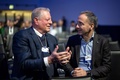 スイス・ダボスで世界経済フォーラム（WEF）年次総会（ダボス会議）に出席するアル・ゴア元米副大統領（左、2022年1月17日撮影）。(c) Fabrice COFFRINI / AFP