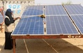 イエメン首都サヌア北西のアブスにある太陽光発電所で太陽光パネルを清掃する女性（2021年3月9日撮影）。(c)AFP