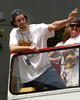 08-09NBAファイナルを制したロサンゼルス・レイカーズ（%%Los Angeles Lakers%%）の優勝パレードが17日、ロサンゼルス（Los Angeles）で行われ、数万人ものバスケットボールファンが祝福のため、市内中心部に詰めかけた。レイカーズの本拠地ステープルズ・センター（Staples Center）から始まったパレードは、8万人のファンが待つロサンゼルス・メモリアル・コロシアム（Los Angeles Memorial Coliseum）まで行われ、数百人の警察官が動員され。写真はバスからファンの声援に応えるレイカーズのパウ・ガソル（%%Pau Gasol%%）。（2009年6月17日撮影）(c)AFP/Getty Images/Stephen Dunn