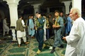 アフガニスタン西部ヘラートで、爆発事件があったモスク内部を調べる治安当局（2017年8月1日撮影）。(c)AFP/Hoshang Hashimi