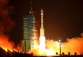 中国北西部・甘粛（Gansu）省の酒泉衛星発射センター（Jiuquan Satellite Launch Center）で打ち上げられる、実験用モジュール「天宮1号（Tiangong-1）」を搭載した「長征2号F（Long March 2-F）」ロケット（2011年9月29日撮影）。(c)AFP