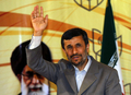 イランのマフムード・アフマディネジャド（Mahmoud Ahmadinejad）大統領が8日、6月12日に予定されている大統領選挙に再選を目指して出馬することを表明、内務省を訪れて立候補登録の手続きを行った。写真は立候補登録の手続き後に記者会見するアフマディネジャド大統領（2009年5月8日撮影）。(c)AFP/BEHROUZ MEHRI