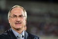 サッカー国際親善試合、韓国対パラグアイ。戦況を見守る韓国のウリ・シュティーリケ（Uli Stielike）監督（2014年10月10日撮影）。(c)AFP/JUNG YEON-JE