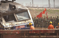 中国東部山東（Shandong）省緇博（Zibo）の列車が正面衝突した事故現場で、休憩をとる復旧活動を行う軍の作業班（2008年4月29日撮影）。(c)AFP/Peter PARKS