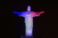 ブラジル・リオデジャネイロ（Rio de Janeiro）のコルコバード（Corcovado）の丘に立つ、フランス国旗の色に染め上げられた巨大なキリスト像（Christ the Redeemer、2014年6月11日撮影）。(c)AFP/YASUYOSHI CHIBA