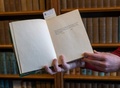 「バンビ」英語版の初版本。オーストリア・ウィーン市庁舎の図書館で（2021年3月23日撮影）。(c)JOE KLAMAR / AFP