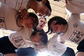 熊本市内の小学校を訪れ、児童たちにスクラムを指導するフランスのギレム・ギラド（中央、2019年9月26日撮影）。(c)FRANCK FIFE / AFP