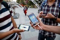 イランの首都テヘラン北部のメラット公園で、スマートフォン向けゲーム「ポケモンGO」をプレーする人々（2016年8月3日撮影）。(c)AFP/ATTA KENARE