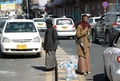 イエメンの首都サヌア（Sanaa）の大統領宮殿近くにある検問所に立つイスラム教シーア派（Shiite）系民兵組織「フーシ（Huthis）」のメンバーら（2015年1月21日撮影）。(c)AFP/MOHAMMED HUWAIS