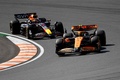 24F1第15戦オランダGP決勝。レースに臨むレッドブルのマックス・フェルスタッペン（奥）とマクラーレンのランド・ノリス（2024年8月25日撮影）。(c)SIMON WOHLFAHRT/ AFP