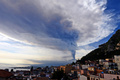 イタリア・シチリア島の町、タオルミーナ上空のエトナ山の噴煙（2015年12月4日撮影）。(c)AFP/GIOVANNI ISOLINO
