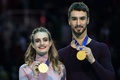 フィギュアスケート欧州選手権、アイスダンス・フリーダンス（FD）。優勝を飾り、金メダルを手にするガブリエラ・パパダキス/ギヨーム・シゼロン組（2019年1月26日撮影）。(c)Kirill KUDRYAVTSEV / AFP