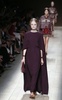 フランス・パリ市内で発表された「ヴァレンティノ（VALENTINO）」14年春夏コレクション（2013年10月1日撮影）。(c)AFP/PATRICK KOVARIK