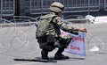 タイの首都バンコク（Bangkok）で警告の標識を設置するタイ軍兵士（2010年5月15日撮影）。(c)AFP/PORNCHAI KITTIWONGSAKUL