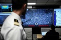 仏パリ南郊の無人機対策センターで画面を見る軍関係者ら（2023年10月20日撮影）。(c)JULIEN DE ROSA / AFP