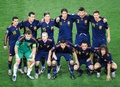 2010年サッカーW杯南アフリカ大会決勝、オランダ対スペイン。試合前の写真撮影に臨むアンドレス・イニエスタ（左下から2人目）らスペインの選手（2010年7月11日撮影）。(c)Christophe SIMON / AFP