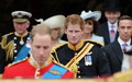 ロンドン（London）ウェストミンスター寺院（Westminster Abbey）でのウィリアム王子（左）とキャサリン妃（Kate, Duchess of Cambridge）の結婚式を終え、同寺院を後にするヘンリー王子（Prince Harry、中央、2011年4月29日撮影）。(c)AFP/CARL DE SOUZA