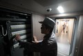 列車を点検する中車唐山の職員（2020年12月4日撮影）。(c)Xinhua News