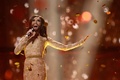 デンマークの首都コペンハーゲン（Copenhagen）で開かれた欧州国別対抗歌謡祭「ユーロビジョン・ソング・コンテスト（Eurovision Song Contest）」決勝で、優勝した後のアンコールで歌うオーストリア代表のコンチータ・ウルスト（Conchita Wurst、2014年5月10日撮影）。(c)AFP/JONATHAN NACKSTRAND