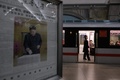北朝鮮・平壌の地下鉄駅に掲示された、金正恩朝鮮労働党委員長が代議員選挙に投票する写真が掲載された労働新聞（2019年3月11日撮影）。(c)Ed JONES / AFP