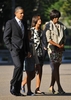 ワシントンD.C.（Washington D.C.）の聖ヨハネ聖公会教会（St John&apos;s Episcopal Church）に向かうバラク･オバマ（Barack Obama）大統領とミシェル（Michelle Obama）夫人、娘のサーシャちゃん（左から2人目）とマリアちゃん（右から2人目、2010年9月19日撮影）。(c)AFP/Mandel NGAN