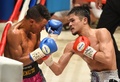 ボクシング、WBA世界スーパーフライ級タイトルマッチ12回戦。ノルベルト・ヒメネス（Norberto Jimenez、左）と対戦する河野公平（Koehi Kono、2014年12月31日撮影）。(c)AFP/Toru YAMANAKA