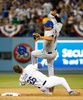 15MLBプレーオフ、ナ・リーグ地区シリーズ（5回戦制）、ロサンゼルス・ドジャース対ニューヨーク・メッツ。スライディングを仕掛けたロサンゼルス・ドジャースのチェイス・アトリーと接触し、空中で体勢を崩すニューヨーク・メッツのルーベン・テハダ（2015年10月10日撮影）。(c)AFP/Getty Images/Sean M. Haffey