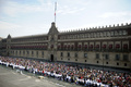 メキシコの首都メキシコ市（Mexico City）で3日、公現祭（Epiphany）を祝うイベントが行われ、外周1900メートル、重さ10トンの世界最大のリング状のパン「ロスカ・デ・レジェス（Rosca de Reyes）」がソカロ広場（Zocalo Square）に集まった約20万人に配られた。

写真は「ロスカ・デ・レジェス」をもらう人たち（2013年1月3日撮影）。(c)AFP/Alfredo ESTRELLA