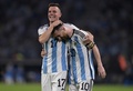 サッカー国際親善試合、アルゼンチン対キュラソー。得点を決め、チームメートのジオヴァニ・ロ・チェルソ（左）から祝福されるアルゼンチンのリオネル・メッシ（2023年3月28日撮影）。(c)JUAN MABROMATA/ AFP