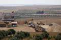 シリア北部マンビジで撮影された米主導の有志連合軍の車両など（2018年5月8日撮影、資料写真）。(c)Delil souleiman / AFP