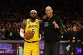22-23NBA、ロサンゼルス・レイカーズ対オクラホマシティ・サンダー。NBAの歴代最多得点記録を更新し、前記録保持者のカリーム・アブドゥル・ジャバー氏（右）との記念撮影に臨むロサンゼルス・レイカーズのレブロン・ジェームズ（2023年2月7日撮影）。(c)Harry How/Getty Images/AFP