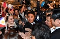 在日フィリピン人と懇談する会場に到着し、支持者と握手をするフィリピンのロドリゴ・ドゥテルテ大統領（右から2人目、2016年10月25日撮影）。(c)AFP/TOSHIFUMI KITAMURA
