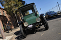 オーストラリア・シドニー（Sydney）で5日、1915年製の電気自動車「デトロイト（Detroit）」を運転するビンテージカー収集家のビル・ロイド（Bill Lloyd）さん（61）。元機械技師で弁理士のロイドさんいわく、「世界で最も有名なアンティーク電気自動車」だ。

「デトロイト」は1906年～1940年に米デトロイト（Detroit）のアンダーソン電気自動車会社（Anderson Electric Car Company）が製造していた電気自動車で、ロイドさんによれば4万台を売り上げたが、現在でも走行可能な車体は豪国内にわずか4台だけ。鉛酸電池で駆動し、満充電でおよそ80キロメートル走行可能で、最高時速は約40キロという（2012年9月5日撮影）。(c)AFP/ROMEO GACAD