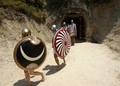 首都アテネ（Athens）から南西120キロの古代都市遺跡ネメア（Nemea）の競技場跡で、ギリシャ歩兵のいでたちで行われたレースを終えた選手たち（2008年6月21日撮影）。(c)AFP/Louisa Gouliamaki