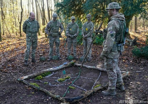 ウィリアム英皇太子、歩兵連隊の訓練視察 写真20枚 国際ニュース