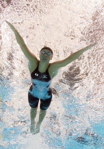 星が女子200メートルバタフライで準決勝進出