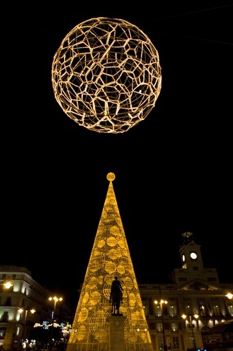 スペインのクリスマス、夜空に浮かぶ巨大な球体