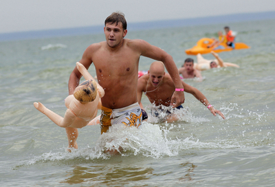 今年も開催、ダッチワイフと泳ぐロシアの水泳大会